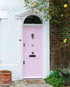 Pink Door // London, England PLEASE MESSAGE FOR LARGER SIZES This listing is for an unmatted and unframed print that is created from an original image taken by me. Please note, colors viewed on your monitor may differ slightly from those of the print due to variations in computer monitor settings.  Please note, all copyright and reproduction rights are retained by the photographer. Artwork may not be reproduced without express written permission of the artist. Pink Doors, Pink Front Door, Murs Roses, Trendy Door, Garage Door Makeover, Door Colors, Pintura Exterior, Pink Door, Front Door Colors