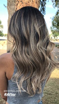 Dark Root Balayage Straight Hair, Dark Roots Light Highlights, Dark With Ashy Highlights, Caramel Blonde Balayage Straight Hair, Dark Hair W Ashy Highlights, Hair With Dark And Light Highlights, Balayage Hair Back View, Hair Inspo For Latinas, Dark Brown To Cool Blonde Balayage