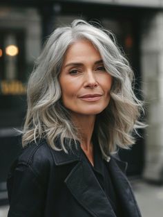 Stylish Medium Haircuts for Women Over 50 in 2024 Grey Hair Brown Eyes, Grey Hair Growing Out, Medium Haircuts For Women, Curls For Medium Length Hair, Medium Haircuts With Bangs, Hair 2025, Trendy Haircuts Medium, Medium Length Blonde