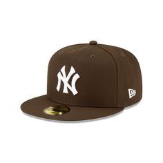 The New York Yankees Color Flip Brown 59FIFTY Fitted Cap features an embroidered Yankees logo at the front panels with an official MLB Batterman logo at the rear. Additional details include a 1950 World Series patch at the right-wear side and a gray undervisor. Brown Yankees Hat, Snapback Hats Outfit, Cool Caps Hat, New York Yankees Hat Outfit, Brown Fitted Hat, Nyc Cap, Nyc Hat, New York Yankees Hat, Yankee Hat