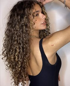 Curly Balayage Hair Naturally, Brunette Hair With Highlights Curly, Curly Brunette With Blonde Highlights, Layered Curly Hair With Highlights, Curly Hair With Light Highlights, Balayage Highlights Curly Hair, Curl Balayage Curly Hair, Light Brown With Highlights Curly Hair, Baliage On Curly Hair