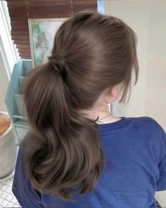 #silkyhair #hairgoals #brownhair #hairstyles #ponytail Ponytail Hairstyles Brown Hair, Hairstyles For Medium Length Hair Brown, Brown Long Hair Styles, Brown Hair In Ponytail, Brown Hair In A Ponytail, Brown Hair Ponytail, Ponytail Aesthetic, Brunette Ponytail, Brown Ponytail