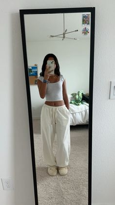 Weekend Hangout Outfit, Spring Clean Girl Outfits, Astetic Outfits Girl, Basic Clean Girl Outfits, Outfit Ideas On People, Clean Girl Style Outfits, That Girl Fits, Cute Clean Girl Outfits, Clean Girl Sweatpants Outfit