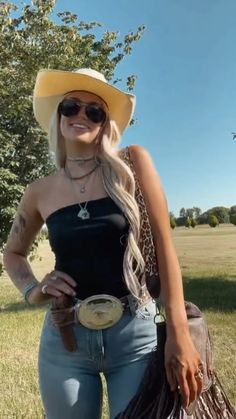 creds: @ tayahawkins18 on tiktok :) #westernootd #western #westernoutfit #westernoutfitideas #countryoutfit #westernfashion #westernfashioninspo Western Clubbing Outfit, Cowgirl Country Outfits, Western Outfits School, Country Outfit Summer, Rodeo Theme Party Outfit, Western Back To School Outfits, Yallternative Outfit, Cowgirl Outfits Aesthetic, Cowgirl Aesthetic Outfit