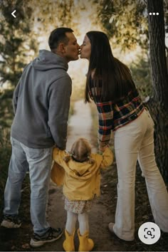 Three Person Family Photos, Autumn Family Photoshoot, Unique Family Photos, Winter Family Photos, Toddler Photoshoot, Family Photos With Baby