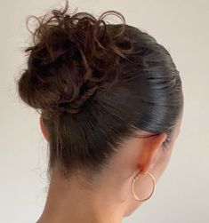 slickback bun, curly hairstyle, 3a hair, gold hoop, brown hair, aesthetic Slickback Hairstyle Curly Hair, Curly Hair In Bun, Bun Wavy Hair, Slick Back Bun Curly Hair, Slickback Bun, Slickback Hairstyle, Curly Buns, Brown Hair Aesthetic, Brown Hairs