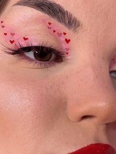 red and pink heart eye makeup Easy Valentines Day Makeup Ideas, Valentines Graphic Eyeliner, Heart Eye Makeup Look, Heart Make Up, Valentines Eyeliner, Valentines Eye Makeup, Heart Makeup Look, Heart Eye Makeup, Heart Eyeliner