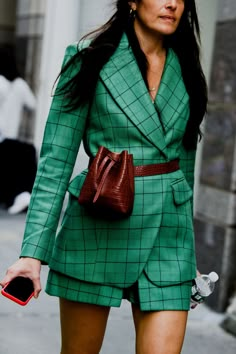 Best Fashion Week Looks, Gucci Styling, All Green Outfit, Rok Midi, Sandal Tali, Spring And Summer Outfits, 2020 Street Style, Fashion Week Spring 2020, New York Fashion Week Street Style