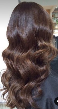 Long Lasting Wedding Hairstyles, Brown Hair Hollywood Waves, Brown Hair Curls Wedding, Brunette Curled Wedding Hair, Bridal Hair Down Brunette Loose Curls, Halo Hair Extensions Wedding Styles, Brunette Curls Wedding, Soft Romantic Waves Hair, Bouncy Waves Long Hair