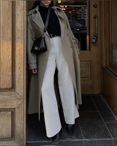 #outfit#outfits#womanfashiontrend#womanoutfits#streetstyle#streetfashion#streetwear#cool#cooloutfits#outfitidea#outfitideasforwomen#pants#pantsoutfits#blazer#long#white#whitepants Trench Coat Outfits, Milan Outfits, Outfit Ideas Autumn, Rome Outfits, Rainy Day Outfits, Elegance Dress, Khaki Coat, Khaki Trench