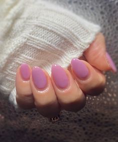 Short Nails Jelly Pink, Simple Almond Dip Nails, Gel Shellac Nails Summer, One Color Gel Nails, Almond Nails Nude Pink, Rubber Gel Nails Ideas, Small Nail Bed Nails, Short Round Pink Nails, Rubber Nails Design