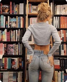 Woman In Jeans, Nude Tights, Paris Mode, Hot Jeans, Looks Chic, Reading Nook, Girls Jeans, Casual Outfit