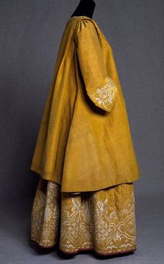 Adrienne and Quilted Petticoat (c.1740-1750). This adrienne and quilted petticoat was worn as wedding dress by a bourgeois lady who married into a family of iron manufacturers. Dress, silk, linen,embroidery, quilting, 1740-50, KM 77.976, Photo Lars Westrup, Kulturen| Quilted Petticoat, Linen Embroidery, Embroidered Robes, Embroidery Quilting, 18th Century Fashion