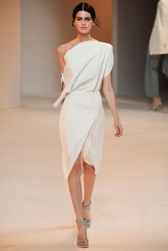 Porsche Design Spring 2015 Ready-to-Wear - Collection - Gallery - Look 1 - Style.com Dresses 70s, Plain Wedding Dress, Fashion Australia, Easy Fashion, Fashion 80s, Outfit Trends, Fashion Victim, Porsche Design