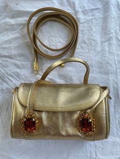 Vintage Authentic Dolce & Gabbana Evening Hand  bag Gold -Shoulder Bag Colour Gold Pattern uni One colour Gold Size Bags & Accessories / Mini Material Leather Made in Italy Condition Hervorragenden Zustand mit minimalen Gebrauchspuren Höhe 11 cm Breite 18 cm Tiefe 6 cm Accessories dabei : Quittung, Box  Style Party Luxury Gold Clutch Baguette Bag, Designer Clutch Shoulder Bag With Detachable Strap, Designer Shoulder Bag Clutch With Detachable Strap, Designer Gold Box Bag For Travel, Designer Gold Rectangular Baguette Bag, Designer Gold Shoulder Bag With Dust Bag, Designer Gold Baguette Bag In Rectangular Shape, Designer Gold Shoulder Bag For Daily Use, Luxury Gold Crossbody Baguette Bag