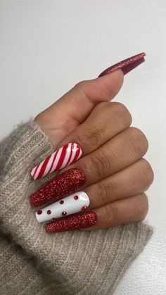 Winter Nails White And Red, Christmas Acrylics Coffin, Red White Gold Christmas Nails, Easy Candy Cane Nails, Peppermint Nails Acrylic, Blue Candy Cane Nails, Red White And Green Christmas Nails, Red Xmas Nails Designs, Unique Winter Nails