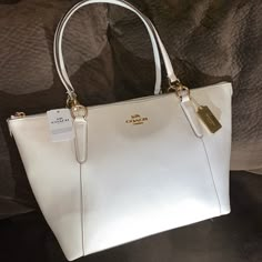 Brand New Coach Tote Bag: Off White Shimmery, Pebble Leather Coach School Bag, White Tote Bag Outfit, Coach Tote Bag Outfit, Coach Bag Tote, White Coach Bag, Tote Bag For School, Tote Bag School, Tote Bag Coach, Tote Bag Outfit