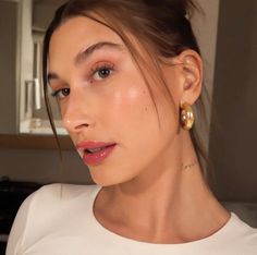 Hailey Bieber Clean Girl, Hailey Bieber Makeup, Hayley Bieber, Hailey Bieber Style, Dewy Makeup, Vogue Beauty, Soft Makeup, Clean Makeup, Hailey Baldwin