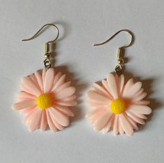 Resin pink flower earrings with hypoallergenic hook closure 🌼. Measurements: 3.4 cm high x 3.1 cm wide. Pink Flower Earrings, Pink Daisy, Nov 6, Pink Flower, Flower Earrings, Pink Flowers, Jewelry Earrings Dangle, Dangle Drop Earrings, Daisy