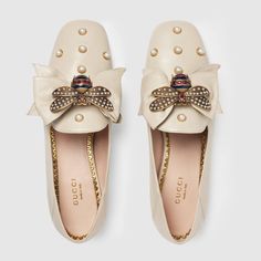 Loafers Gucci, Gucci Flats, Studded Ballet Flats, Moccasins Women, Leather Loafers Women, Studded Flats, Gucci Leather, Women's Loafers, Pointed Toe Flats