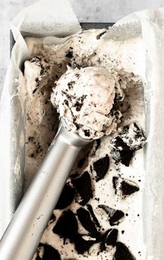 an ice cream dish with oreo cookies in it