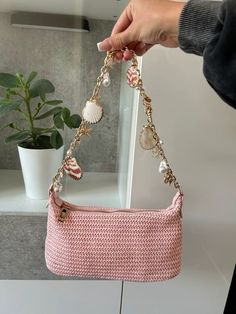 Sac Diy, Beach Clubs, Shell Bag, Pink Strawberry, Girly Bags, Fancy Bags, Pretty Bags, Diy Crochet Projects, Beaded Bags