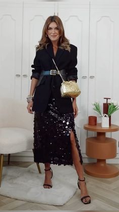 Sequin Midi Skirt Outfit, Sequin Skirt Outfit Casual, Sparkly Skirt Outfit, Sequin Skirt Outfit, Sparkly Skirt, Black Sequin Skirt, Blazer Zara, Black Sequin Top, Sequin Midi Skirt