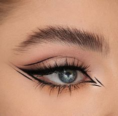 Black And Pink Eyeliner Looks, Cool Makeup Looks Creative Eyeliner, Fallen Angel Makeup Look, Hot Eyeliner, Cat Eye Eyeliner Tutorial, Black Graphic Liner, Dramatic Eyeliner