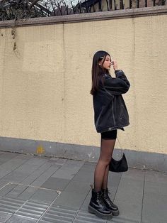 Small Black Purse Aesthetic, Platform Doc Martens Outfit, Doc Martens Outfits, Dr Martens Outfit, Martens Style, Mode Inspo, 가을 패션, Doc Martens, Looks Style