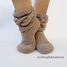 Travel Slippers, Knit Wool Socks, Cable Knit Socks, Women Socks Fashion, Knit Slippers, Slippers Boots, Knitted Slippers Pattern, Bed Socks, Indoor Shoes