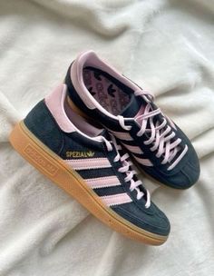 🩷💚 Adidas Spezials, Samba Shoes, Look Adidas, Trendy Shoes Sneakers, Dr Shoes, Adidas Shoes Women, Adidas Spezial, Hype Shoes