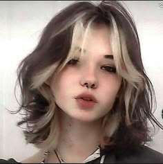 Hair For Shoulder Length Hairstyles, Cool Wavy Haircuts, Hair Styles For Medium Thick Hair, Western Style Hair, Wolf Cut Dyed Tips, Medium Haircuts Women, Cute Hairstyles Wavy Hair, Preppy Haircuts, Bangs Alternative