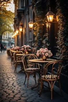 tables and chairs are lined up on the sidewalk