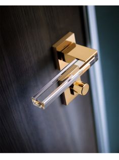 a close up of a door handle on a wooden door with the word tinyhob above it