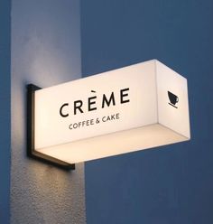 a sign on the side of a building that says creme coffee & cake in french