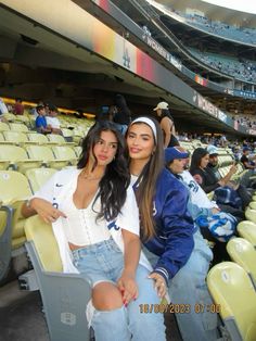 White Dodger Jersey Outfit Women, Dodger Outfits For Women, Cute Baseball Game Pictures, Chic Baseball Game Outfit, Angels Baseball Outfit Women, Dodgers Game Aesthetic, Dodgers Outfit Women Casual, Baseball Game Aesthetic Pictures