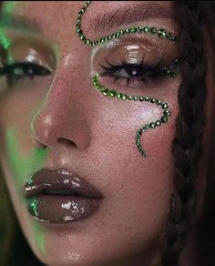 Crazy Festival Makeup, Jem Makeup Looks, Green Festival Makeup, Snake Eyeliner, Snake Eye Makeup, Snake Makeup Look, Lizard Makeup, Rave Eye Makeup, Pixel Makeup