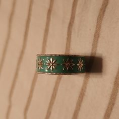 Size 5! Authentic Tiffany & Co Daisy Blue Ring. 925. Never Worn Only Kept In Jewelry Box. Comes With Pouch. Simple Enamel Jewelry, Green Enamel Fine Jewelry Ring, 90s Rings, Jewelry Tiffany, Tiffany And Co Jewelry, Daisy Ring, Swirl Ring, Blue Ring, Ring Ideas