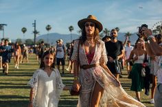 Street style Coachella 2017 © Condé Nast Internacional Moda Coachella, Coachella 2012, Coachella 2018, Coachella 2017, Dance Forever, Chanel Iman, Poppy Delevingne, Street Style 2017, Josephine Skriver