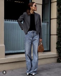 Women Empowerment Outfits, Vintage Denim Outfits, Classic Fashion Looks, Colorful Street Style, Charcoal Blazer, Jeans Large, Super Flare Jeans, Structured Blazer, Structured Jacket