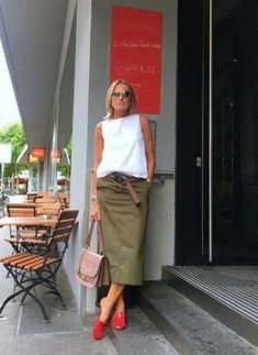 Summer Casual Style, Petite Fashion Tips, Over 60 Fashion, 60 Fashion, Boring Clothes, Simple Fashion, Fashion Over 50, Petite Fashion, Red Shoes