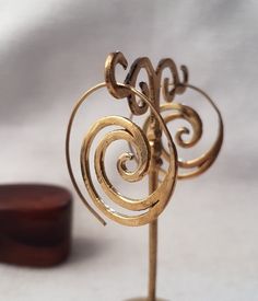 Bohemian small spiral brass hoops earrings with tribal design.Boho minimal earrings dainty very easy to wear all day long.Tribal ethnic earrings ideas for gift for wife.Ethnic jewelry. SIZE: 25 mm x 25 mm. YOU CAN FIND SOME SIMILAR MODELS IN: https://www.etsy.com/es/listing/287910751/pendientes-boho-argolla-tribal-pendiente?ref=shop_home_active_9&frs=1 https://www.etsy.com/es/listing/628779757/pendientes-boho-pendientes-plata?ref=shop_home_active_3 https://www.etsy.com/es/listing/287907989/p Bohemian Single Wrap Drop Earring, Elegant Spiral Jewelry For Gifts, Bohemian Dangle Brass Jewelry, Bohemian Brass Dangle Jewelry, Dainty Brass Jewelry For Gifts, Adjustable Minimalist Gold-plated Jewelry, Summer Metal Jewelry, Bohemian Wire Wrapped Adjustable Wrap Earrings, Bohemian Adjustable Wire Wrapped Wrap Earrings