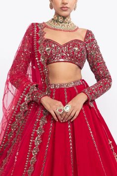 Lehenga From Scratch, Modern Lehangas, Farewell Makeup, Bengali Clothes, Trending Lehenga, Tiered Lehenga, Vani Vats, Velvet Dupatta, Bollywood Bridal