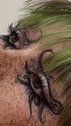 Unique Black Eyeliner Looks, Gay Makeup Looks, Green Alt Makeup, Alternative Makeup Eyeliner, Pride 2024