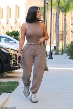 Kim Kardashian Neutral Outfits, Kim Kardashian Comfy Outfits, Parisian Style Black Women, Lounge Wear Street Style, Kardashian Casual Outfit, Kim Kardashian Yeezy, Look Kylie Jenner