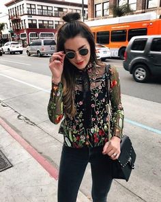 Resultado de imagen para blusas transparentes Floral Shirt Outfit, Climbing Outfit Woman, Climbing Outfits, Fest Outfits, Gianni Versace, Mode Inspiration, Floral Shirt, Outfits Casuales, Outfits With Leggings