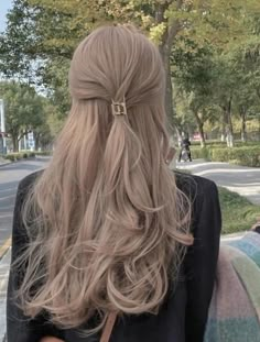 Korean Light Hair Color, Cool Light Hair Color, Korean Light Hair, Ash Colored Hair Blonde, Beige Hair Aesthetic, Bubble Milk Tea Hair Color, Light Ash Hair Blonde, Korean Hair Blonde, Korean Hair Inspiration