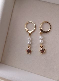 Gold Plated earwire with 3 small 2mm plastic pearls and gold plated star charm  Very beautiful great for weddings or Bridesmaids gift but also great for everyday wear or a night out Ariana Grande Pearl Earrings, Dangly Earrings Aesthetic, Star Things, Charms Aesthetic, Dangle Pearl Earrings, Earrings Pearl Drop, Star Pearl, Fantasy Earrings, Pearl Earrings Gold