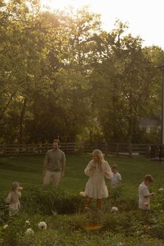 Cottagecore Aesthetic Family, Family In Nature Aesthetic, Farm Aesthetic Country Living Family, Cottage Family Aesthetic, Homestead Mom Aesthetic, Southern Family Aesthetic, Cottagecore Family Photos, Big Family Aesthetic