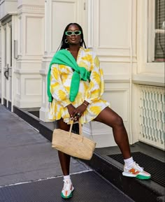 Bright Colored Outfits, Trainers Outfit, Yellow Leaf, Sneaker Outfits, I Am Me, Style Inspiration Summer, Street Style Chic, Casual Summer Outfit, Sneakers Outfit